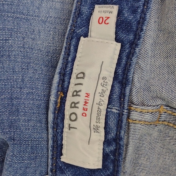 Torrid Embroidered Strategically Faded Cut Off Jean Perfect Summer Shorts EUC - Picture 7 of 13
